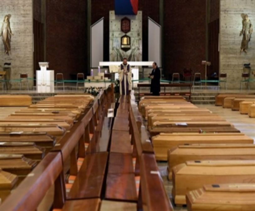 इटली में बढ़ी मरने वालों की संख्या, चर्चों में इक्क्ठे हुए कोफिन