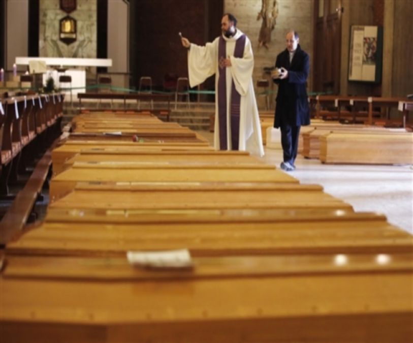 इटली में बढ़ी मरने वालों की संख्या, चर्चों में इक्क्ठे हुए कोफिन