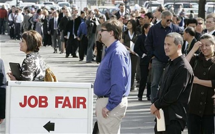 अमेरिका में गहराया रोज़गार संकट, अप्रैल में गई 2 करोड़ लोगों की नौकरी !
