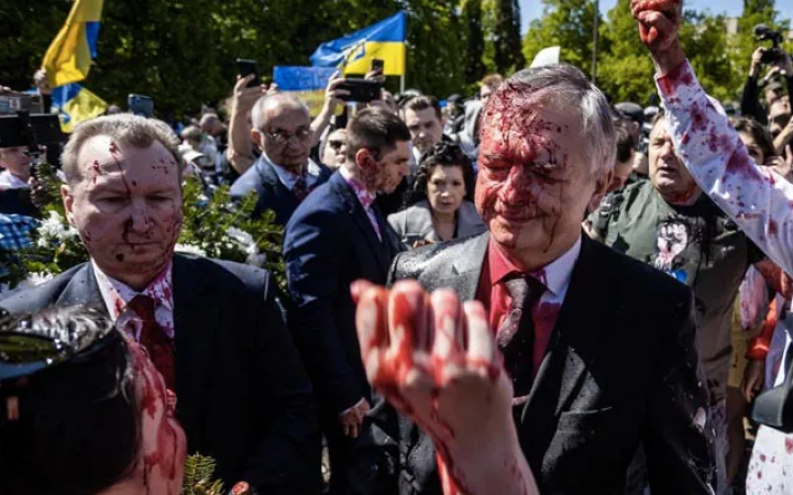 VIDEO! नाराज लोगों ने रूसी राजदूत पर फेंका लाल पेंट, जानिए पूरा मामला