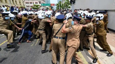 श्रीलंका के PM महिंदा राजपक्षे को मार डालती आक्रोशित भीड़ ! हज़ारों की संख्या में जुट गए थे लोग, लेकिन...