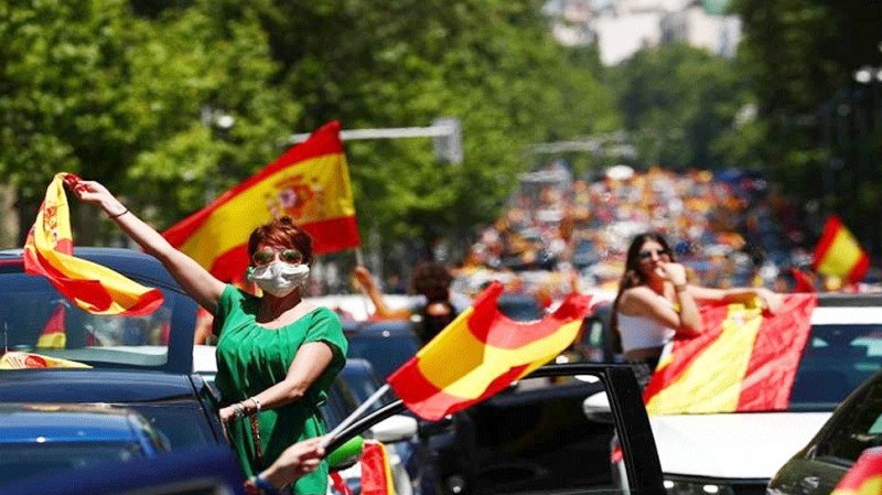 स्पेन में लॉकडाउन के खिलाफ विरोध प्रदर्शन, देश का झंडा लेकर सड़कों पर उतरे लोग