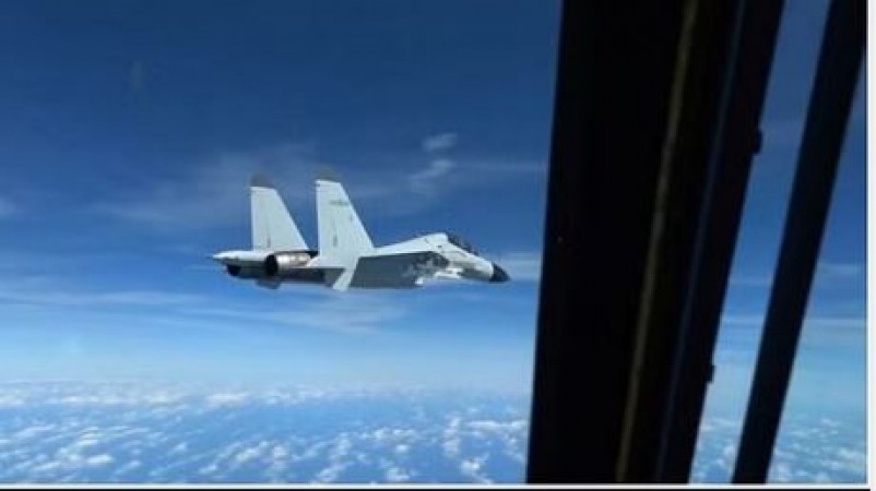 Chinese fighter jet lying behind American aircraft in South China Sea, Video viral