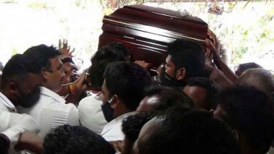 श्रीलंका: मंत्री के अंतिम संस्कार में उमड़ी भीड़, बढ़ा कोरोना संक्रमण फैलने का खतरा