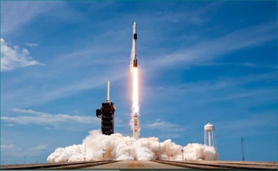 अमेरिका ने रचा इतिहास, अंतरिक्ष यात्रियों को लेकर रवाना हुआ SpaceX का स्पेसक्राफ्ट