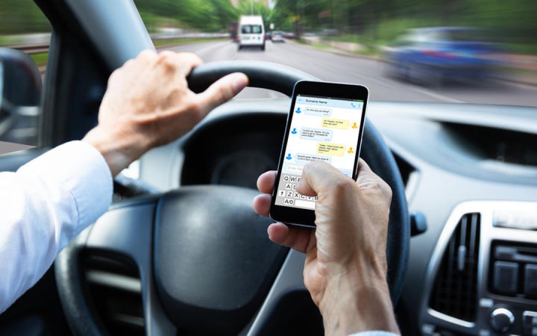 वाहन चलाते समय फोन को बिलकुल ना लगाएं हाथ, यहां कट रहा 18,000 रुपए का चालान