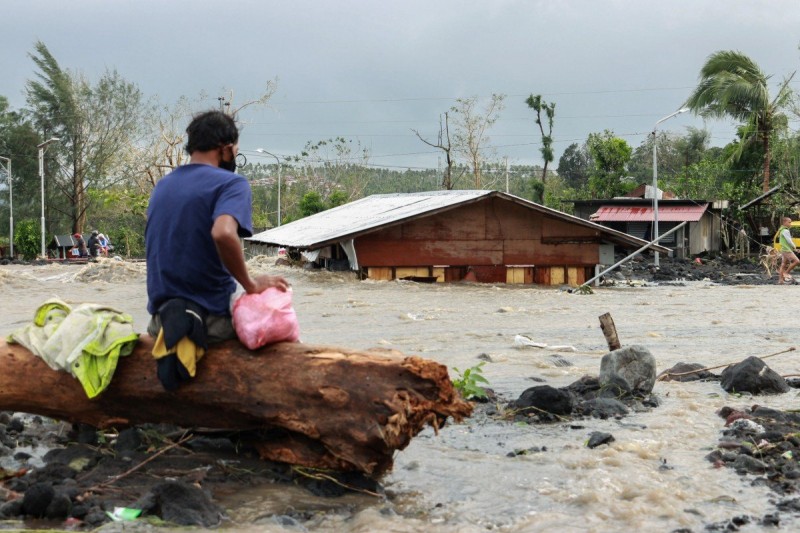 फिलीपींस में 'गोनी' के कारण गई 10 लोगों की जान, इस साल दस्तक देने वाला 18वां तूफान