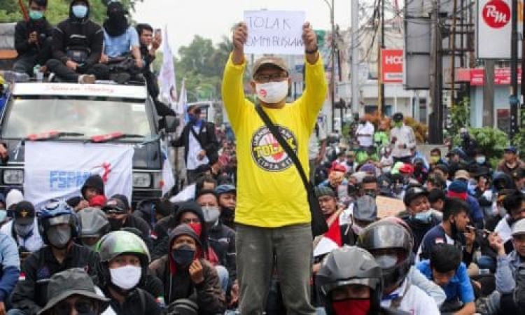 People protests against 'new labour law' in Indonesia