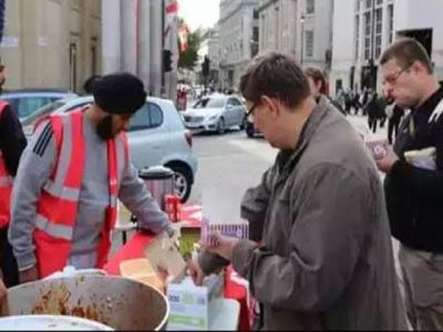 Langar organized at the 550th birth anniversary of Guru Nanak at the University of Britain