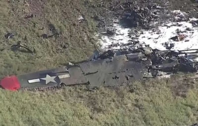 Video: आपस में टकराए द्वितीय विश्व युद्ध के दो विमान, 6 लोगों की मौत, दूर तक फैला मलबा
