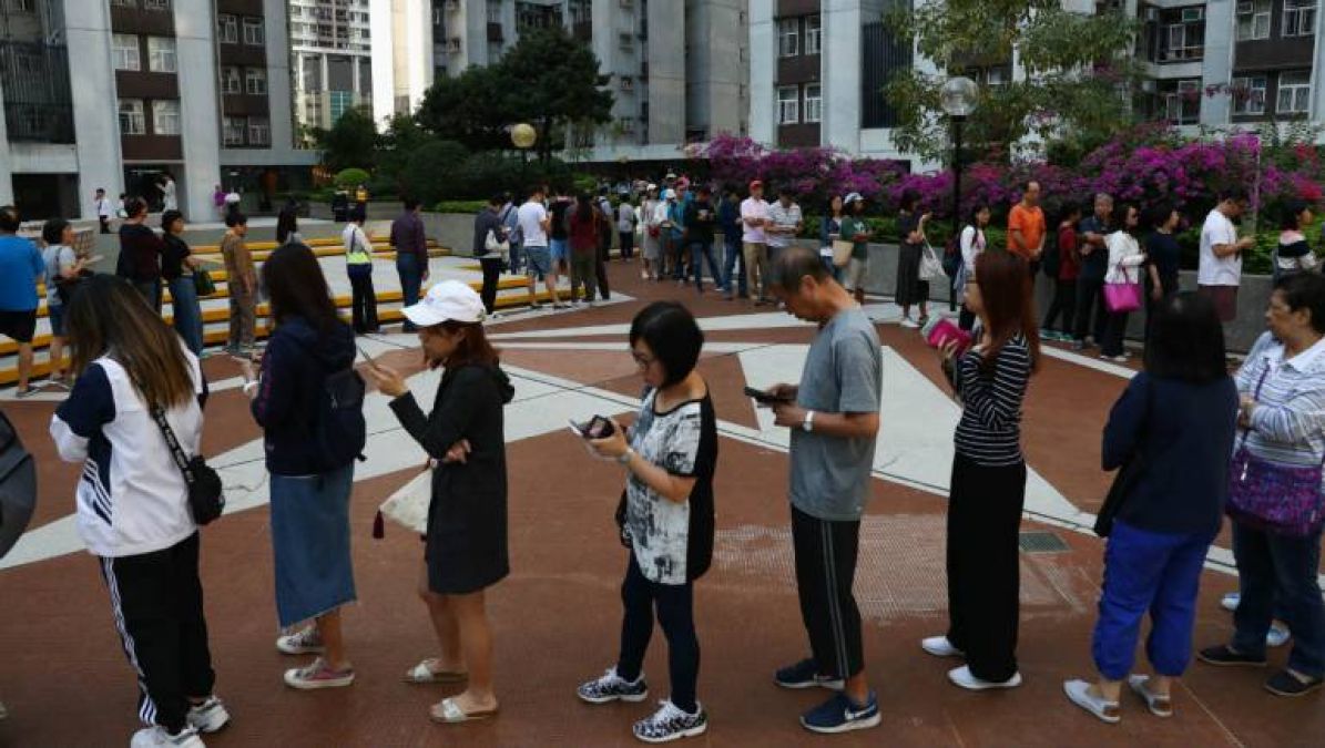 हांगकांग : निकाय के लिए मतदान आज, पीपुल्स लिबरेशन आर्मी के 12 हजार जवा​नों की कड़ी नजर