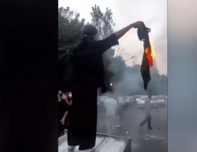 ईरान: हिजाब जलाकर प्रदर्शन करने के बाद अचानक 'गायब' हुई लड़की, 10 दिन बाद मिली लाश