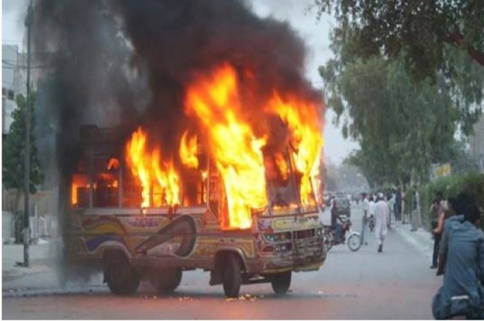 Pakistan: Sudden fire broke out in a running bus, 21 passengers burnt alive
