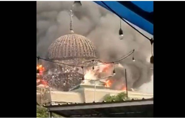 मस्जिद में लगी भीषण आग, भरभराकर गिरा गुंबद, Video आया सामने