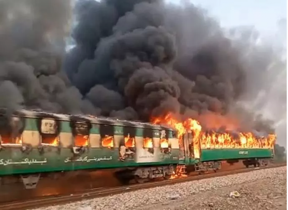 गैस सिलिंडर में धमाके से ट्रेन में भड़की भीषण आग, अब तक 62 की मौत, कई घायल
