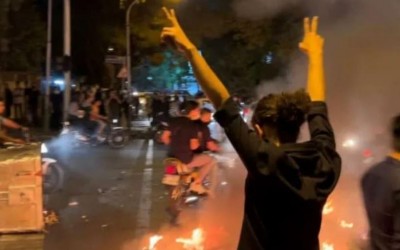 No Hijab Needed! 40 protesters died, Internet closed.., Women's protests turned more violent in Iran
