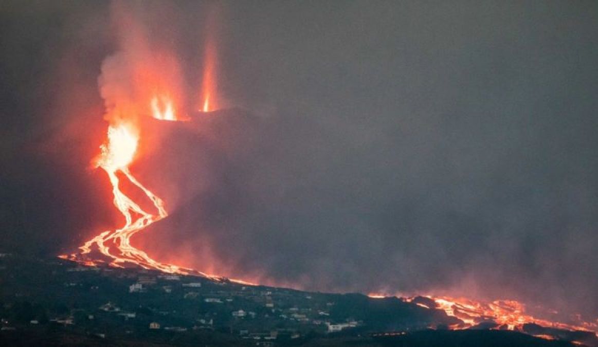 10 दिन बाद भी स्पेन के ज्वालामुखी में हो रहे विस्फोट, बहते हुए समुद्र तक पहुंचा 'धधकता लावा'