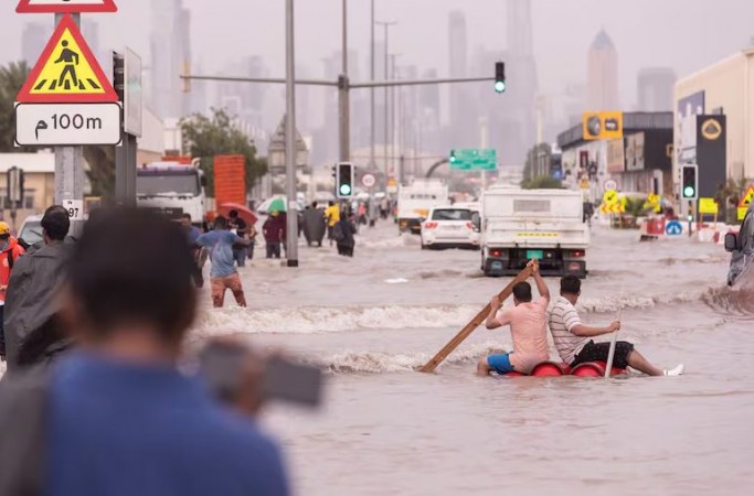 भारी बारिश ने दुबई में मचाई तबाही, VIDEO में देखें मंजर