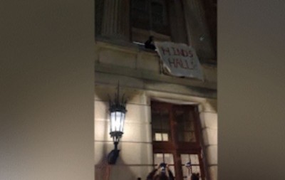गाज़ा समर्थक प्रदर्शनकारियों ने कोलंबिया यूनिवर्सिटी की इमारत पर किया कब्ज़ा, लहराए फिलिस्तीनी बैनर