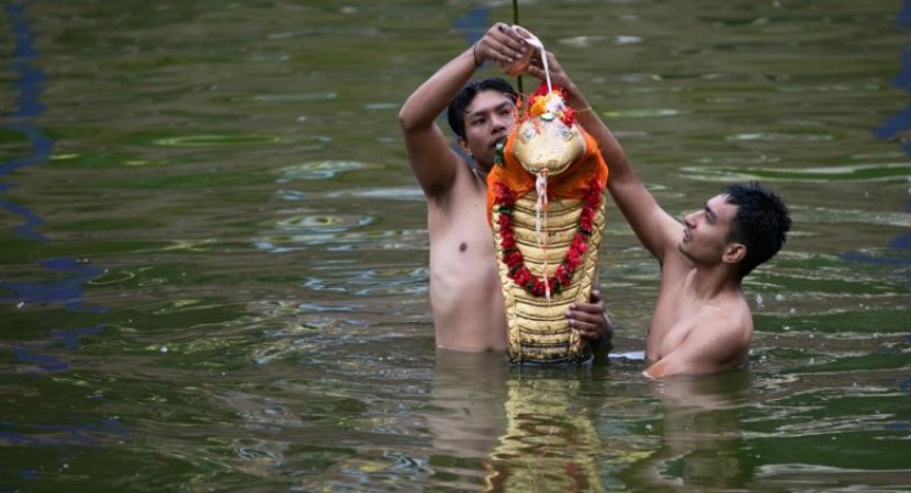 नाग पोखरी पर उमड़ी श्रद्धालुओं की भीड़, नेपाल में धूमधाम से मनाई गई नाग पंचमी