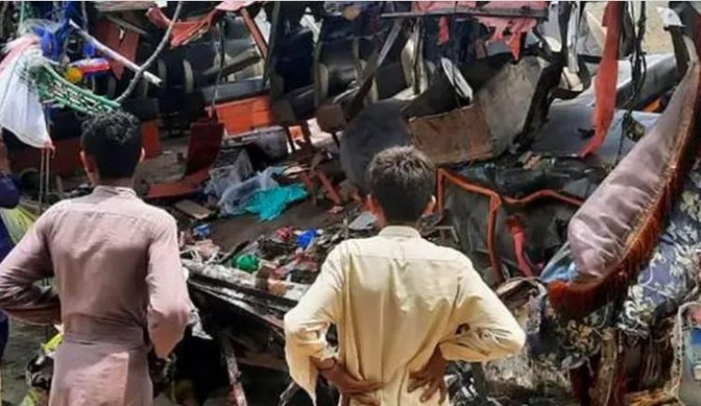 पाकिस्तान में बड़ा सड़क हादसा, ट्रक और वैन की टक्कर में 8 लोगों की मौत, कई घायल