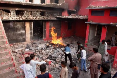 पाकिस्तान में ईसाईयों पर अत्याचार, कट्टरपंथियों ने जला डाले चर्च, घर तोड़े, बाइबिल भी फाड़ी