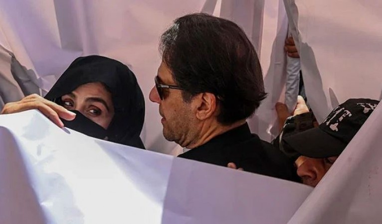 सरकारी सामानों को बाजार में बेच डाला!  इमरान खान और उनकी पत्नी बुशरा को 14 साल की जेल, 156 करोड़ का जुर्माना भी ठोंका