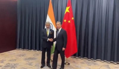 कजाकिस्तान में चीन के विदेश मंत्री से मिले जयशंकर, SCO समिट में पहुंचे दोनों नेता
