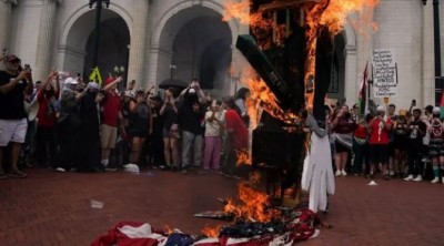 अल्लाहु अकबर चिल्लाकर जलाया अमेरिकी झंडा, US में हमास समर्थकों का प्रदर्शन, किया नेतन्याहू का विरोध