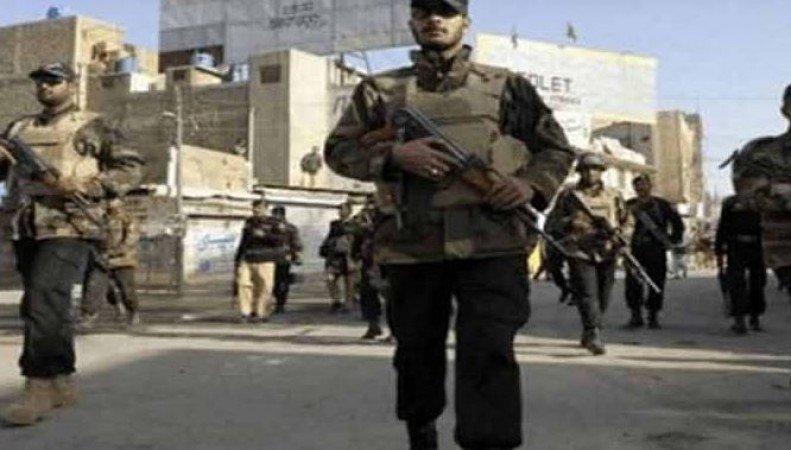 पाकिस्तान के नौसैनिक अड्डे पर आतंकियों का हमला, 12 से अधिक सुरक्षाबलों के मारे जाने का दावा