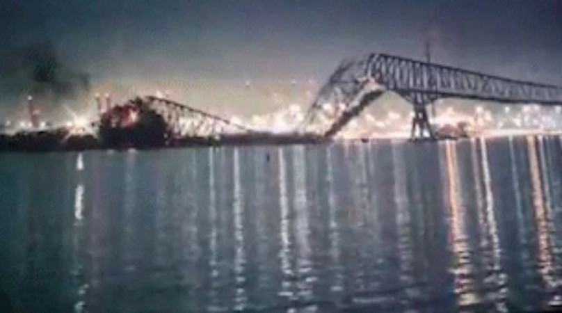 जहाज से टकराने के बाद भरभराकर गिरा अमेरिका का ब्रिज, वीडियो हुआ वायरल