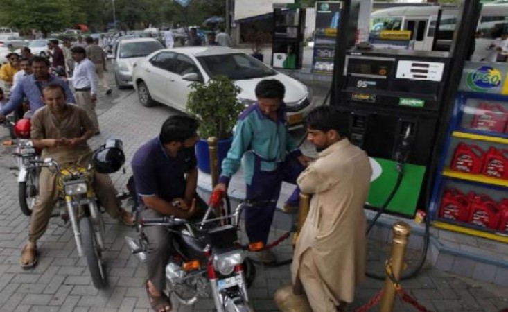पाकिस्तान में 330 रुपए का एक लीटर पेट्रोल, जनता परेशान
