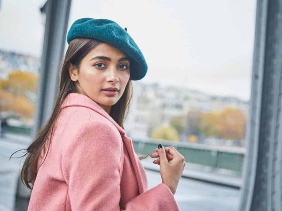 Pooja Hegde fulfils demand of fan for her 'naked' photo