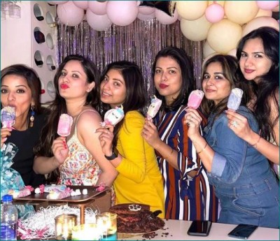 Monalisa rocks at Pooja Banerjee's birthday party, photos surfaced