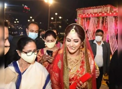 त्रिना साहा और नील की शादी में शामिल हुई बंगाल की सीएम ममता बनर्जी