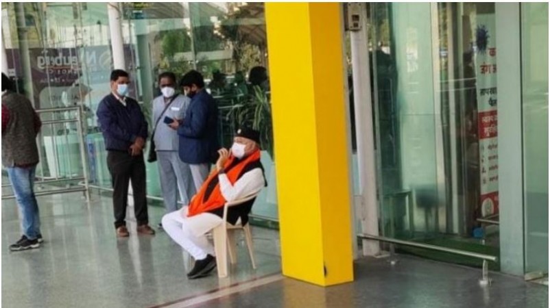 PM Modi's Younger Brother Prahlad Modi holds  Dharna At Lucknow Airport