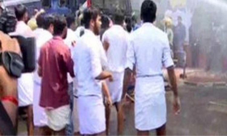 Kerala:  Police uses water cannons on Youth Congress workers
