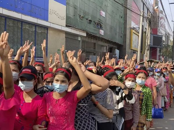 सैन्य तख्तापलट के खिलाफ म्यांमार में हजारों रैली