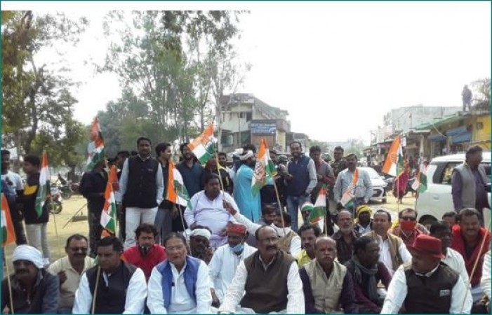 MP के इन इलाकों में हुआ चक्काजाम, किसानों के साथ सड़कों पर उतरे कांग्रेस नेता