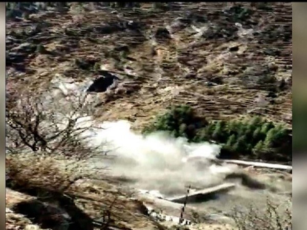 उत्तराखंड के चमोली में टूटा ग्लेशियर, मची भारी तबाही
