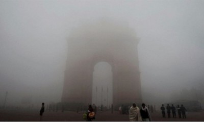 दिल्ली में फिर लौटी धुंध, कोहरे की चादर में लिपटी राजधानी