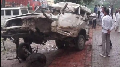 जौनपुर में ट्रक और पिकअप के जबरदस्त भिड़ंत, 6 लोगों की दर्दनाक मौत