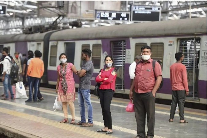 Migrant laborers back to home from Mumbai in packed trains due to Covid-19 restrictions