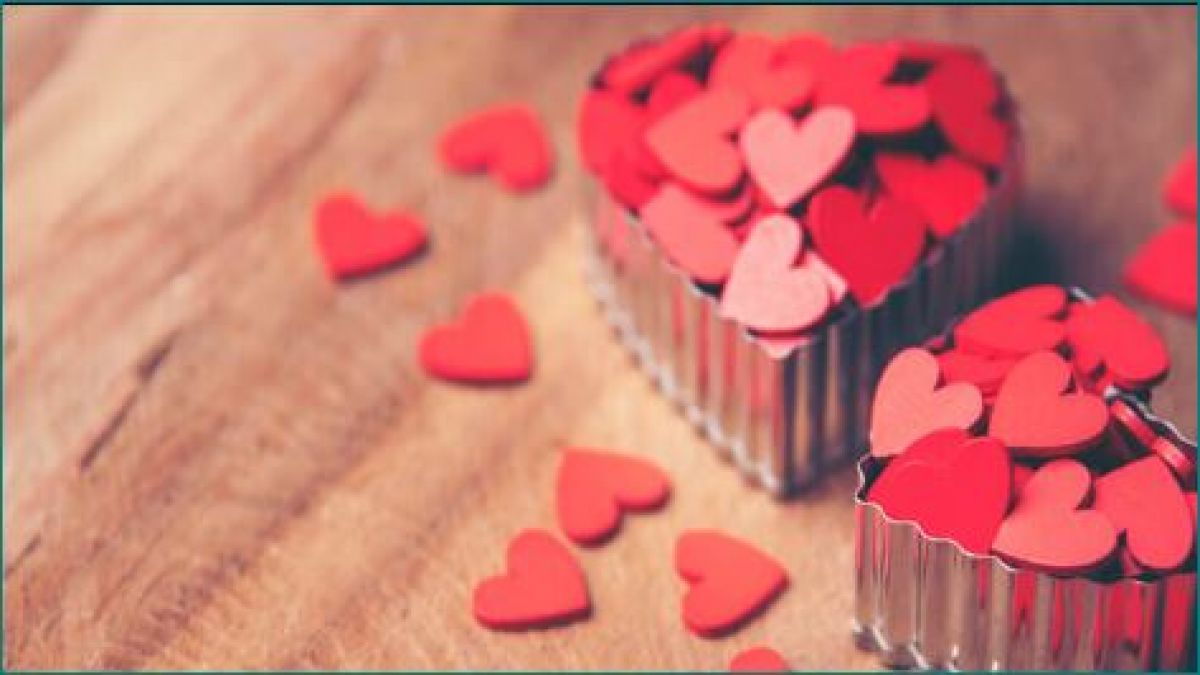 Valentine Day: वास्तु के अनुसार भूल से भी पार्टनर को न दें यह गिफ्ट्स
