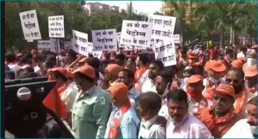 Maharashtra: Shiv Sena protest against rising petrol and diesel prices